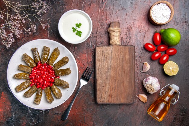 Vue de dessus de la délicieuse feuille de dolma avec des légumes sur une surface sombre