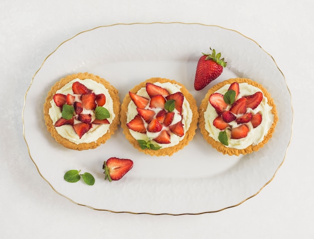 Photo gratuite vue de dessus délicieuse ligne de tarte aux fraises