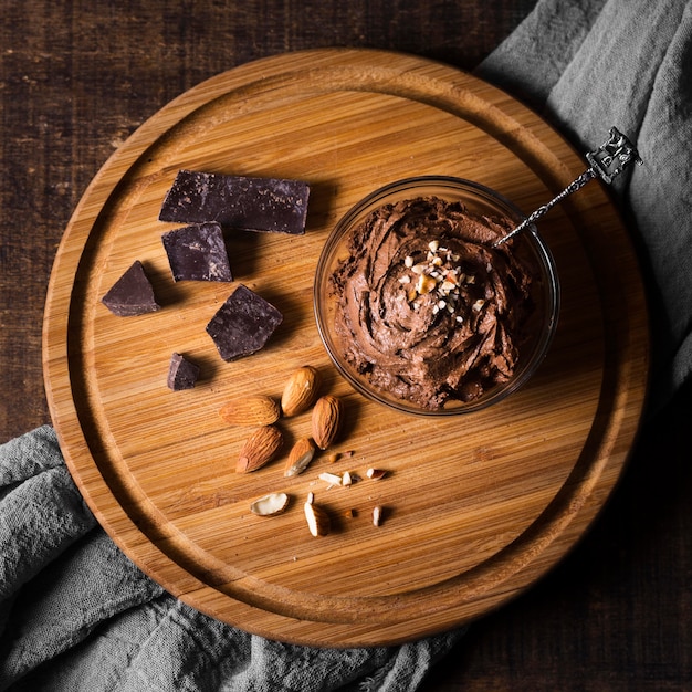 Vue de dessus délicieuse mousse au chocolat prête à être servie