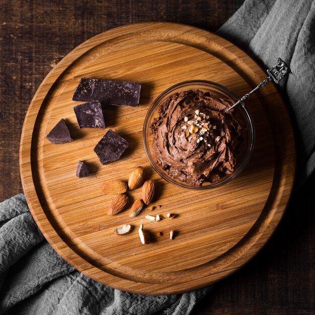 Vue de dessus délicieuse mousse au chocolat prête à être servie