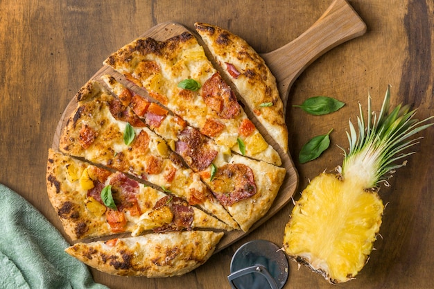 Vue de dessus de la délicieuse pizza à l'ananas cuit au four