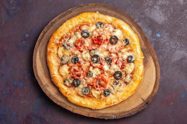 Vue de dessus délicieuse pizza aux champignons cuite avec du fromage et des olives sur la surface sombre repas snack pizza pâte italienne