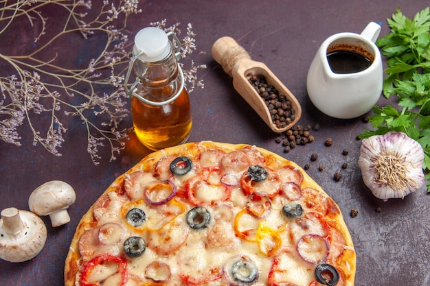 Vue de dessus délicieuse pizza aux champignons avec du fromage et des olives sur un repas de bureau sombre pâte de cuisine italienne collation pizza