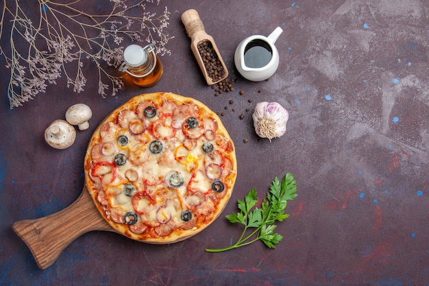 Vue de dessus délicieuse pizza aux champignons avec fromage et olives sur la surface sombre repas nourriture pâte collation pizza italienne