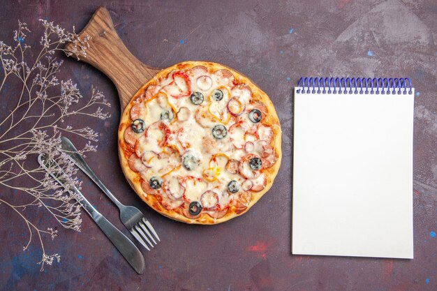 Vue de dessus délicieuse pizza aux champignons avec olives au fromage et tomates sur un bureau sombre pizza italie repas pâte alimentaire