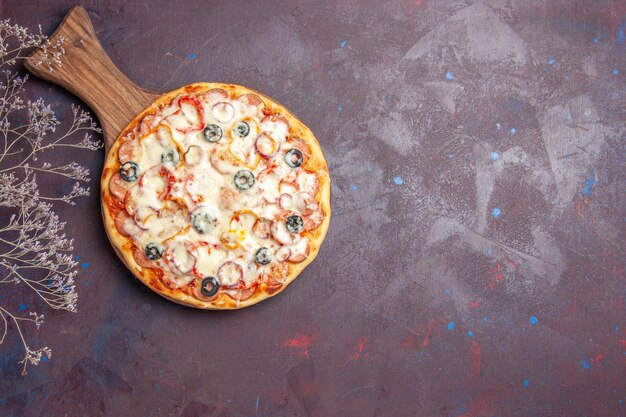 Vue de dessus délicieuse pizza aux champignons avec olives au fromage et tomates sur la surface sombre pizza italie repas pâte alimentaire