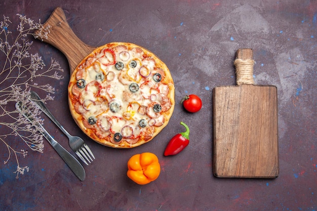 Vue de dessus délicieuse pizza aux champignons avec des olives au fromage et des tomates sur une surface violet foncé pizza repas pâte alimentaire italien