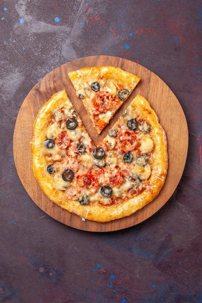 Vue de dessus délicieuse pizza aux champignons pâte cuite avec du fromage et des olives sur une surface sombre nourriture à pizza pâte de repas italienne