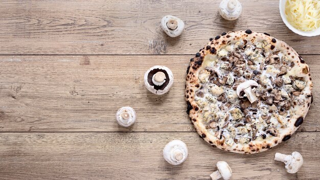 Vue de dessus délicieuse pizza aux champignons