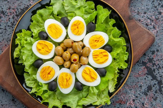 Photo gratuite vue de dessus délicieuse salade aux œufs sur fond clair