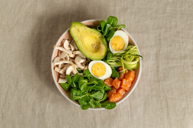 Vue de dessus délicieuse salade aux œufs