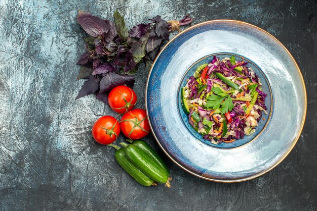 Vue de dessus délicieuse salade de chou avec des légumes sur fond clair-foncé