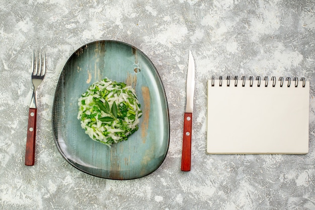 Vue de dessus une délicieuse salade composée de légumes verts et de chou