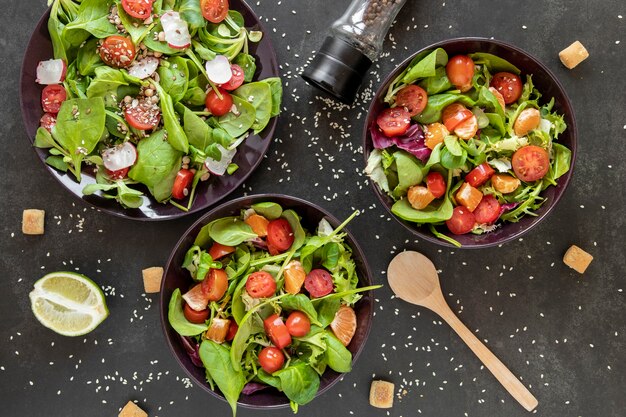 Vue de dessus délicieuse salade dans des bols