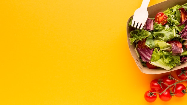 Vue de dessus d'une délicieuse salade fraîche