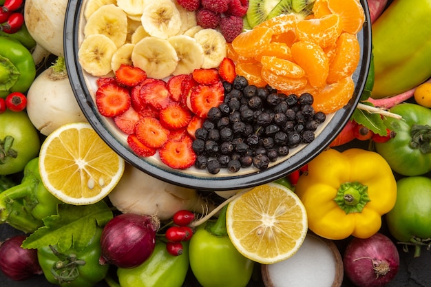 Photo gratuite vue de dessus une délicieuse salade de fruits à l'intérieur de la plaque avec des fruits frais sur un arbre fruitier tropical gris photo de régime exotique