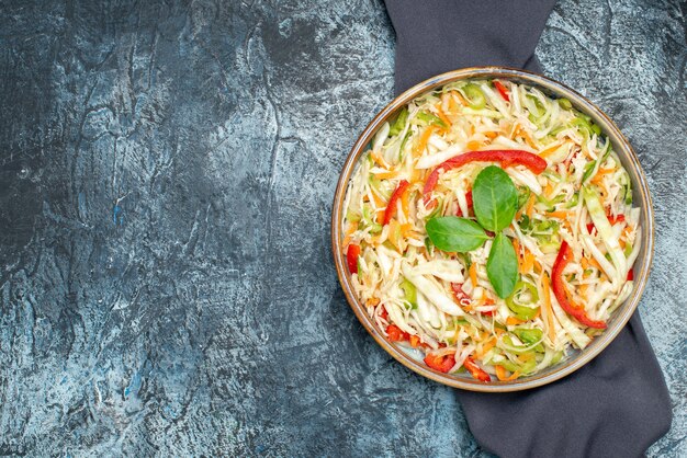 Vue de dessus délicieuse salade de légumes sur fond gris clair