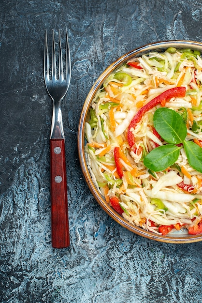 Vue de dessus délicieuse salade de légumes à l'intérieur du plateau sur fond gris