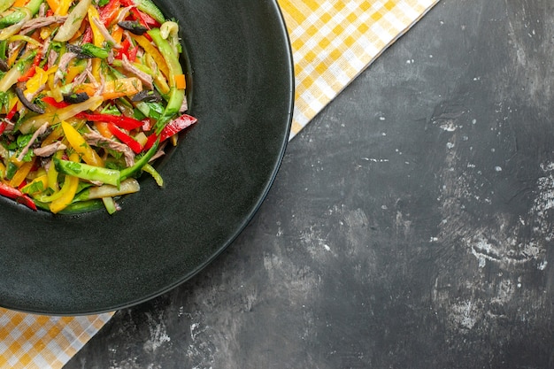 Vue de dessus délicieuse salade de légumes à l'intérieur de la plaque sur fond gris