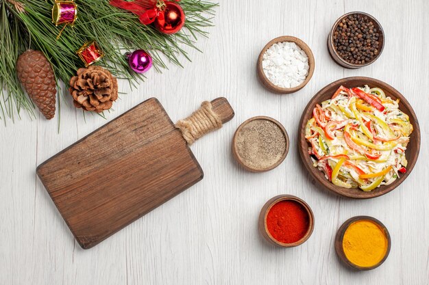 Vue de dessus délicieuse salade de poulet avec assaisonnements sur un bureau blanc collation repas mûr couleur viande salade fraîche