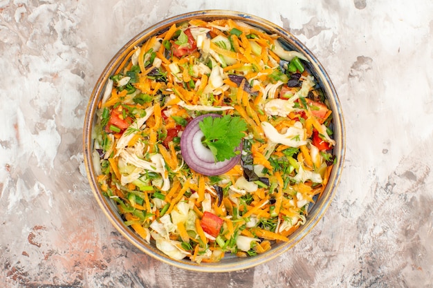 Vue de dessus d'une délicieuse salade végétalienne avec divers légumes