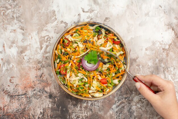 Vue de dessus d'une délicieuse salade végétalienne avec divers légumes