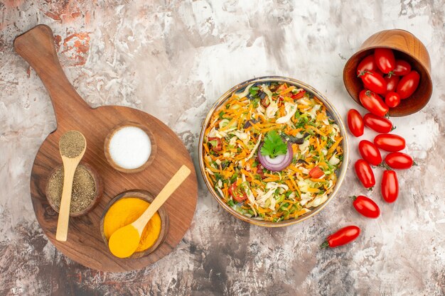 Vue de dessus d'une délicieuse salade végétalienne avec divers légumes