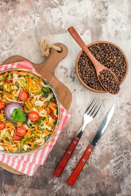 Photo gratuite vue de dessus d'une délicieuse salade végétalienne avec divers légumes