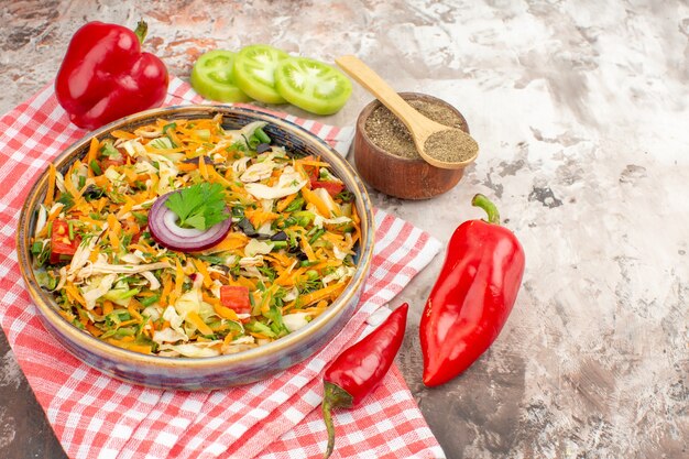 Vue de dessus d'une délicieuse salade végétalienne avec divers légumes