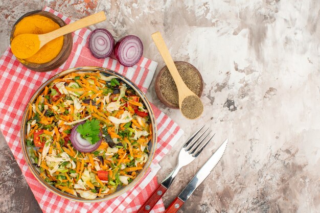 Vue de dessus d'une délicieuse salade végétalienne avec divers légumes