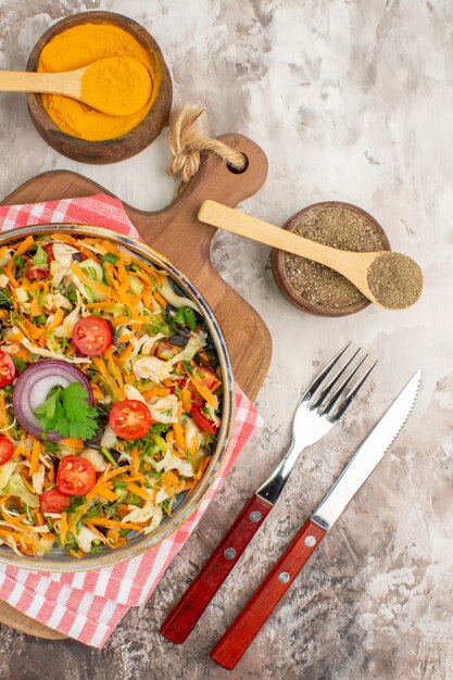 Vue de dessus d'une délicieuse salade végétalienne avec divers légumes