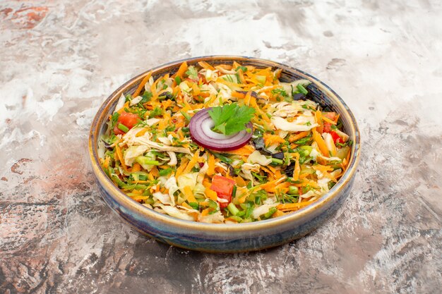 Vue de dessus d'une délicieuse salade végétalienne avec divers légumes