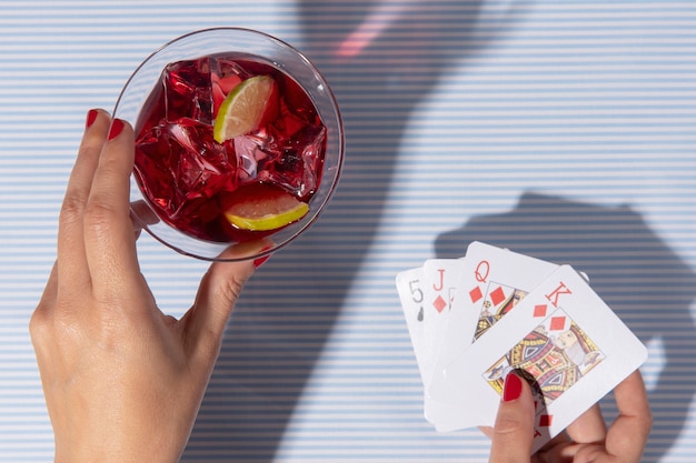 Photo gratuite vue de dessus délicieuse sangria et cartes de jeu