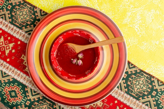 Vue De Dessus Délicieuse Sauce Tomate à L'intérieur De La Plaque Sur La Table Jaune Soupe Repas Repas Dîner