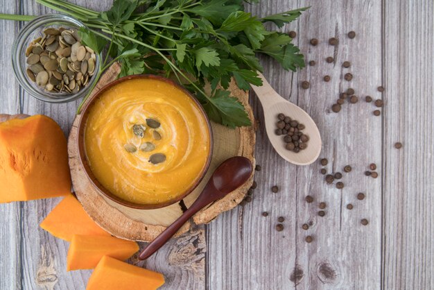 Vue de dessus délicieuse soupe au fromage et à la crème