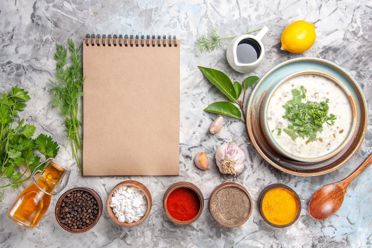 Photo gratuit vue de dessus délicieuse soupe au yaourt dovga avec des assaisonnements sur des produits laitiers de soupe au lait blanc