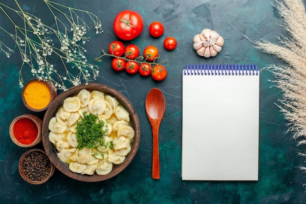 Vue de dessus délicieuse soupe aux boulettes avec différents assaisonnements sur un fond vert foncé pâte à soupe légumes viande nourriture