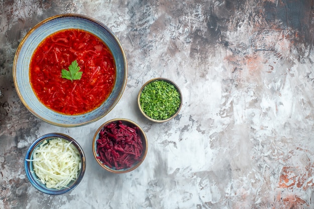 Vue De Dessus Délicieuse Soupe De Betterave Ukrainienne Bortsch Avec Chou Frais Et Légumes Verts Sur Fond Blanc