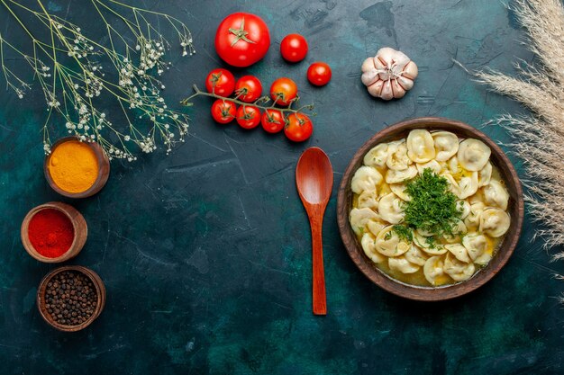 Vue de dessus délicieuse soupe de boulettes avec différents assaisonnements sur la pâte à soupe de bureau vert foncé nourriture de viande végétale