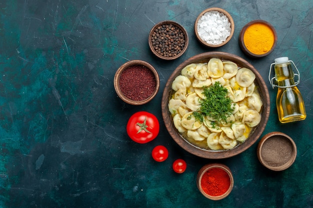 Vue de dessus délicieuse soupe de boulettes avec différents assaisonnements sur la soupe de pâte de légumes de viande de surface verte