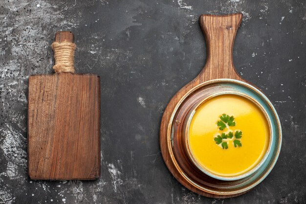 Photo gratuite vue de dessus de la délicieuse soupe de potiron dans un bol