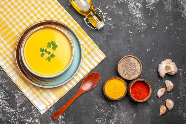 Vue de dessus de la délicieuse soupe de potiron dans un bol