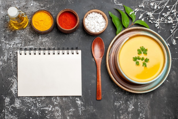 Vue de dessus de la délicieuse soupe de potiron dans un bol