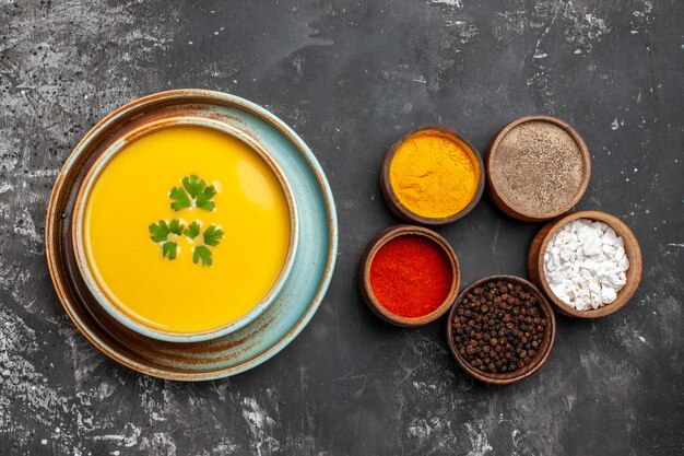 Photo gratuite vue de dessus de la délicieuse soupe de potiron dans un bol