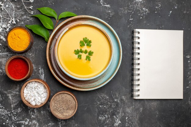 Photo gratuite vue de dessus de la délicieuse soupe de potiron dans un bol