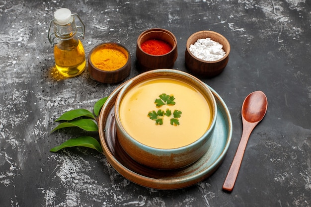 Vue de dessus de la délicieuse soupe de potiron dans un bol