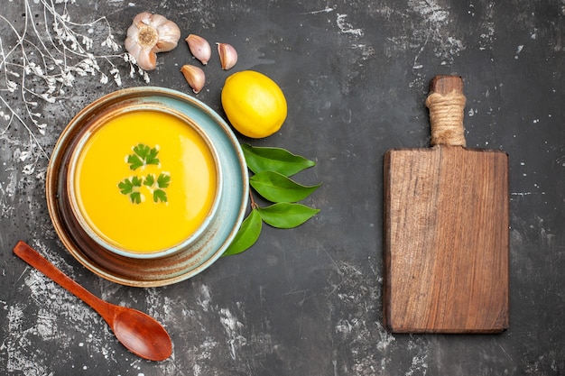 Photo gratuite vue de dessus de la délicieuse soupe de potiron dans un bol