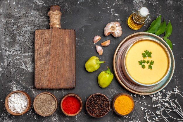 Vue de dessus de la délicieuse soupe de potiron dans un bol