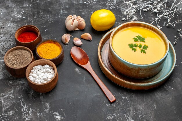 Vue de dessus de la délicieuse soupe de potiron dans un bol