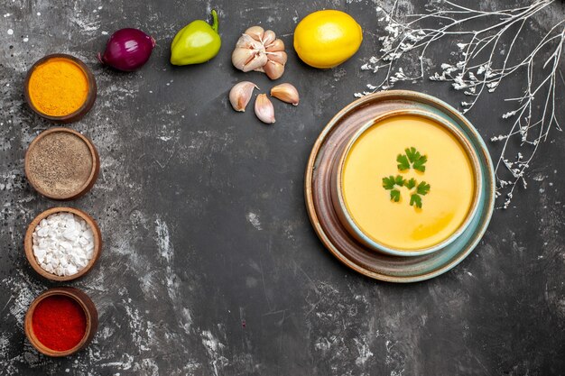 Photo gratuite vue de dessus de la délicieuse soupe de potiron dans un bol